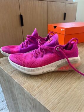 Nike Women’s Hot Pink Knit Running  Joyride Run fuchsia Sneakers